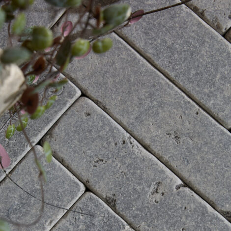 Ca'Pietra-Hazlebury-Limestone-Tumbled-Etched-Klinkers